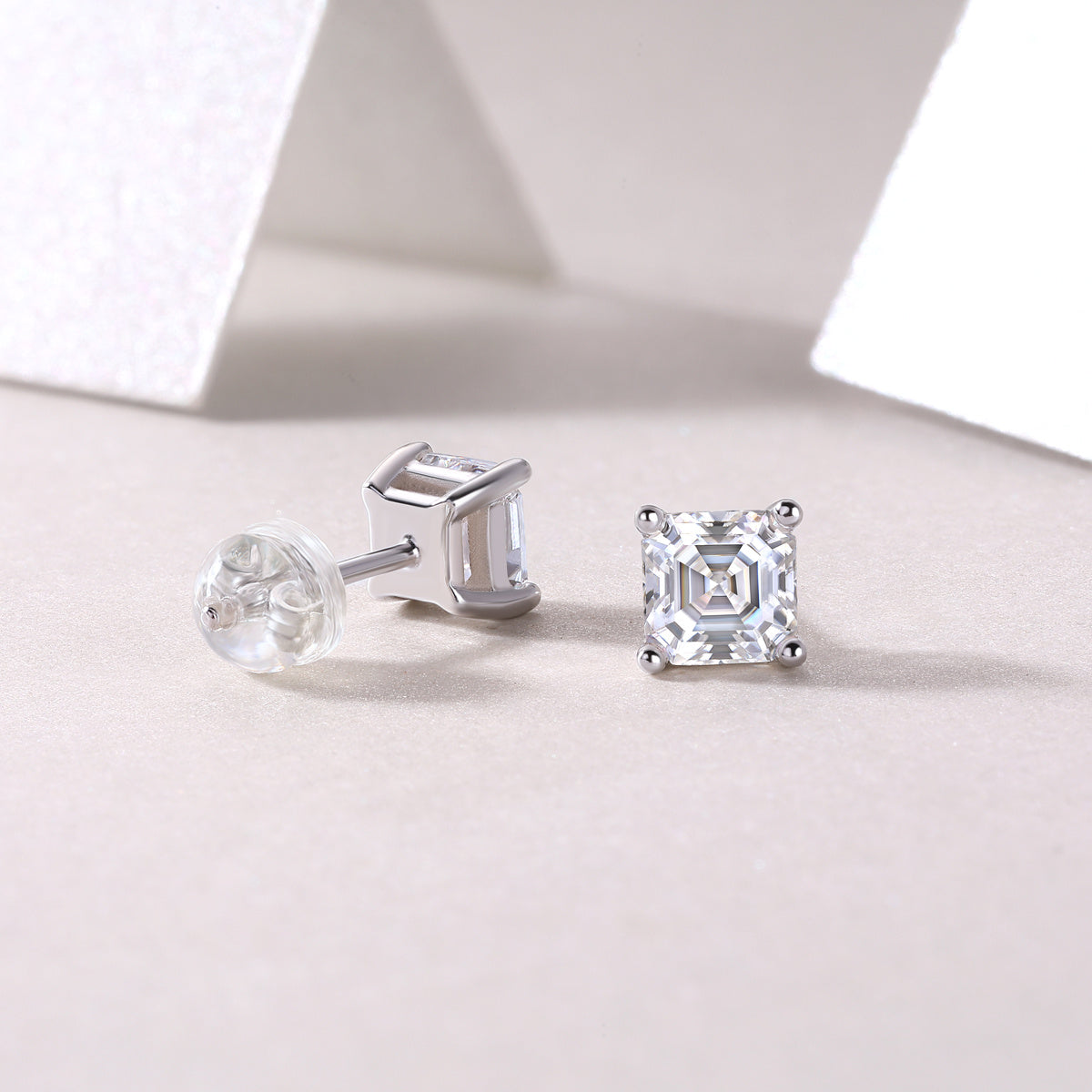 Unrestrained - A Fashionable And Luxurious Diamond Jewelry Piece Set With Square Moissanite S925 Sterling Silver And Platinum-plated Pendant